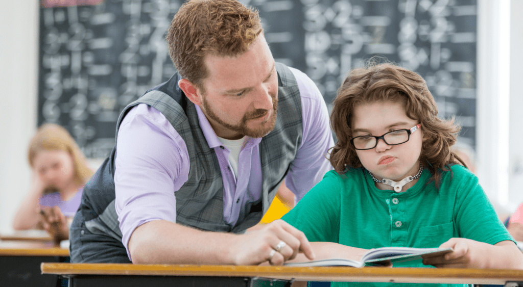 Maestro que trabaja con un estudiante que tiene un IEP o un plan 504